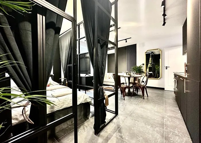 Golden Apartment ~ 1000M Main Square ~ Self Check-In 24H
