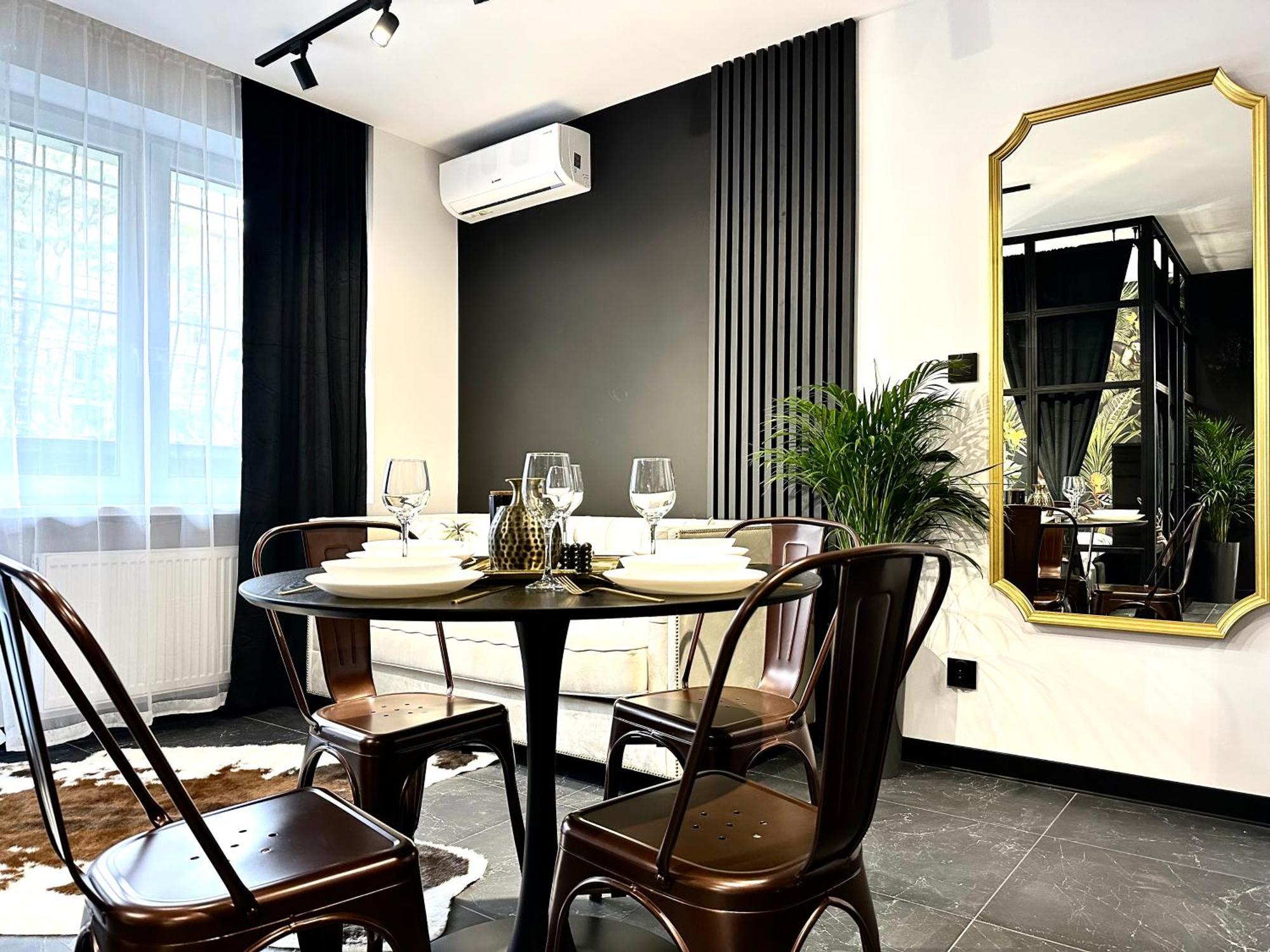 Apartment Golden ~ 1000m Main Square ~ Self Check-in 24h *