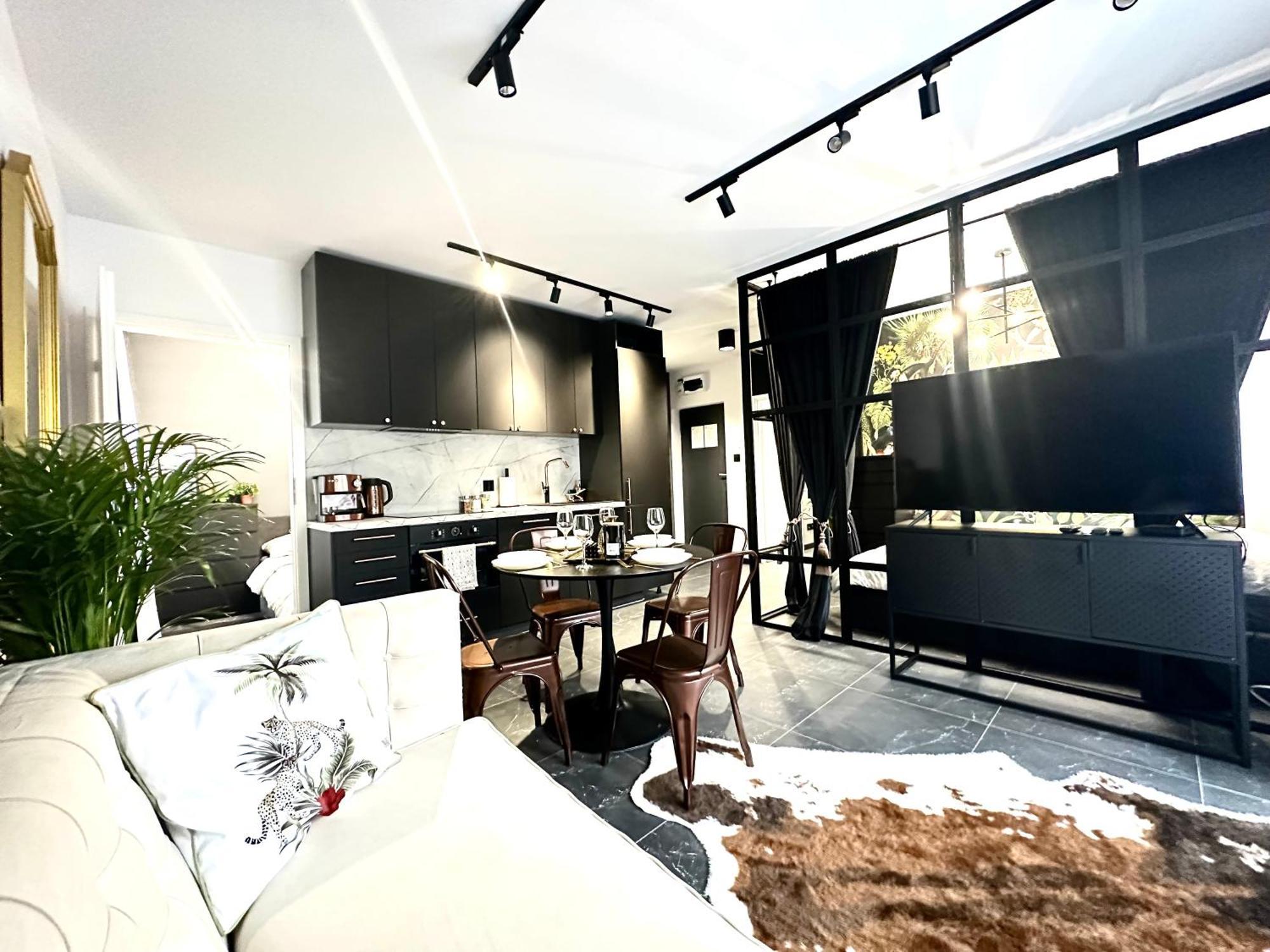 Apartment Golden ~ 1000m Main Square ~ Self Check-in 24h